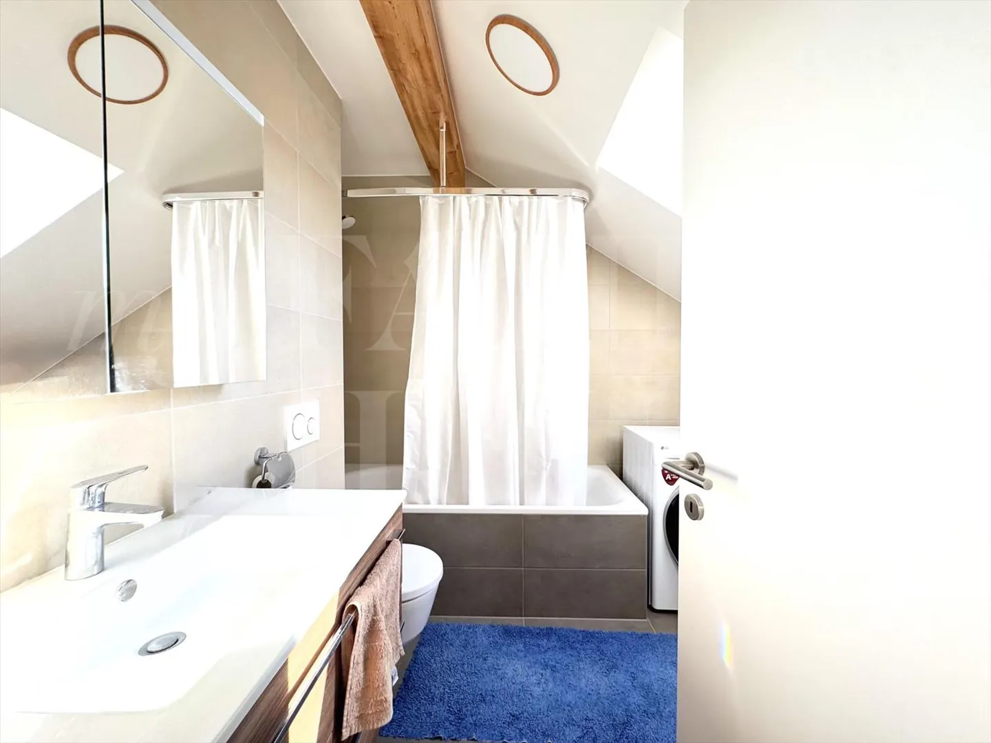 Superb top floor apartment in a recent THPE building - Photo 4 of 4