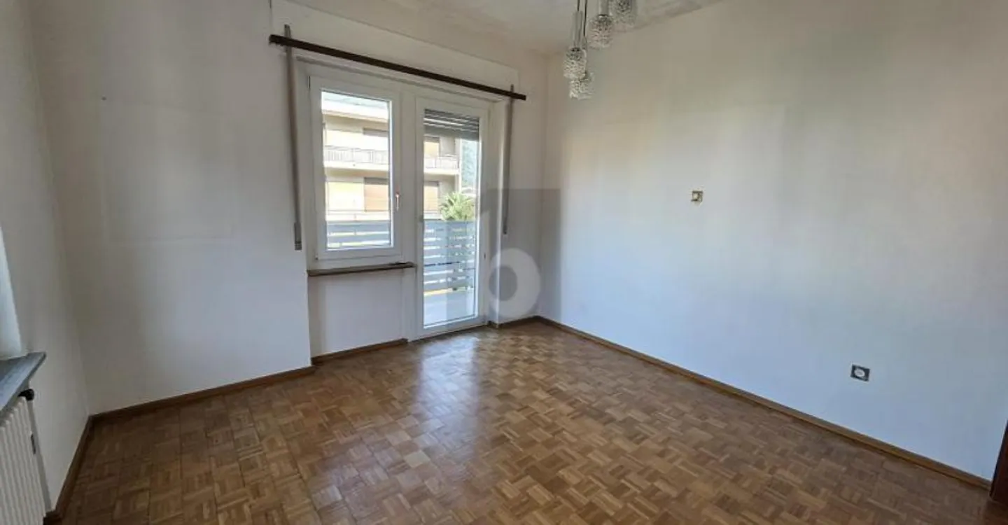 SPACIOUS AND SUNNY IN A CENTRAL LOCATION - Photo 3 of 6