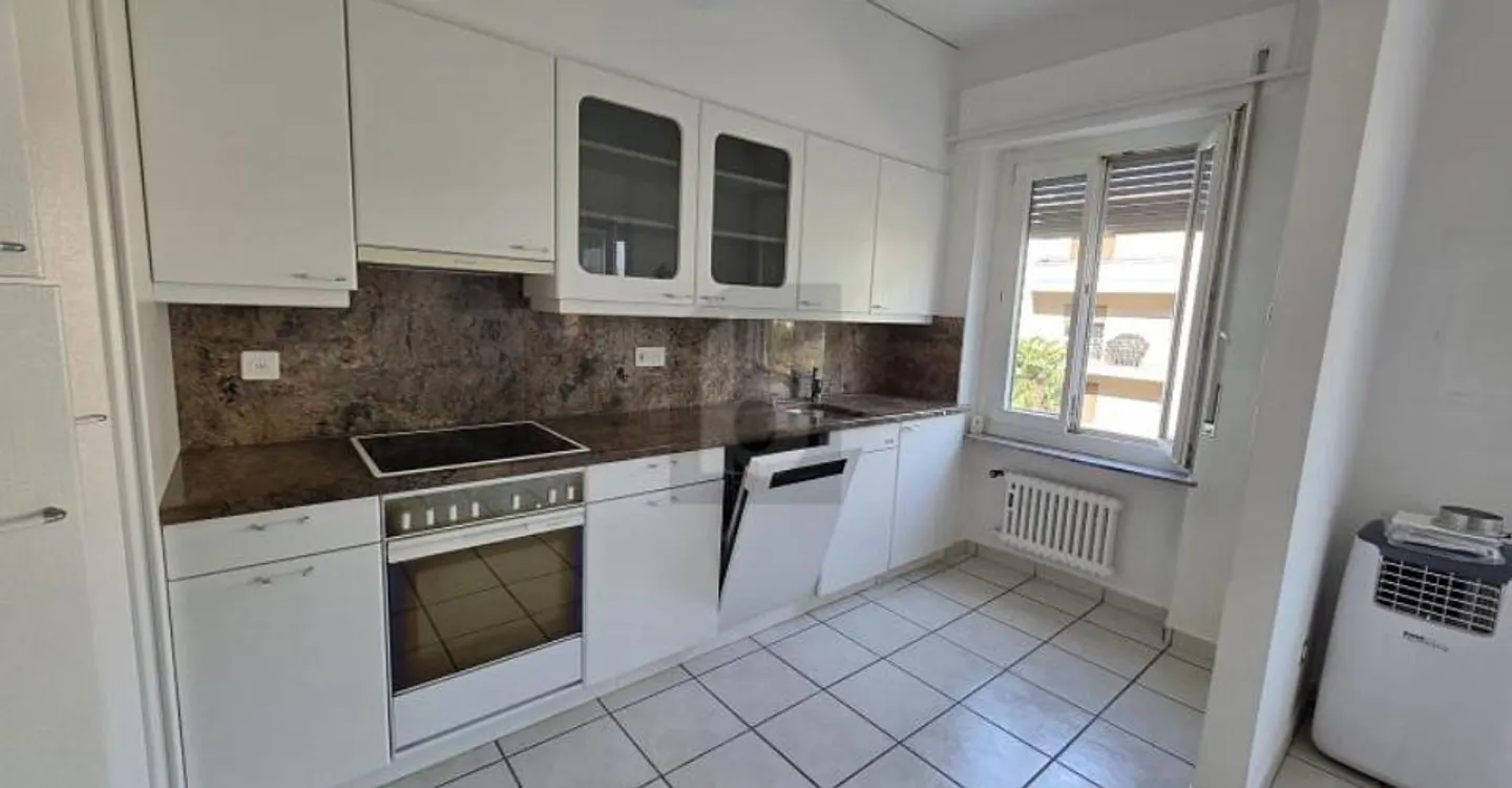 SPACIOUS AND SUNNY IN A CENTRAL LOCATION - Photo 5 of 6