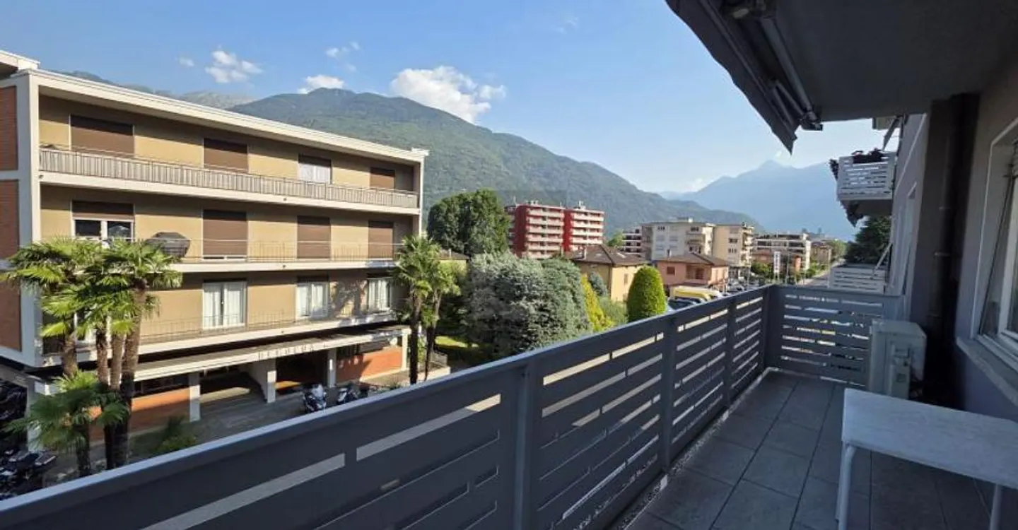 SPACIOUS AND SUNNY IN A CENTRAL LOCATION - Photo 2 of 6