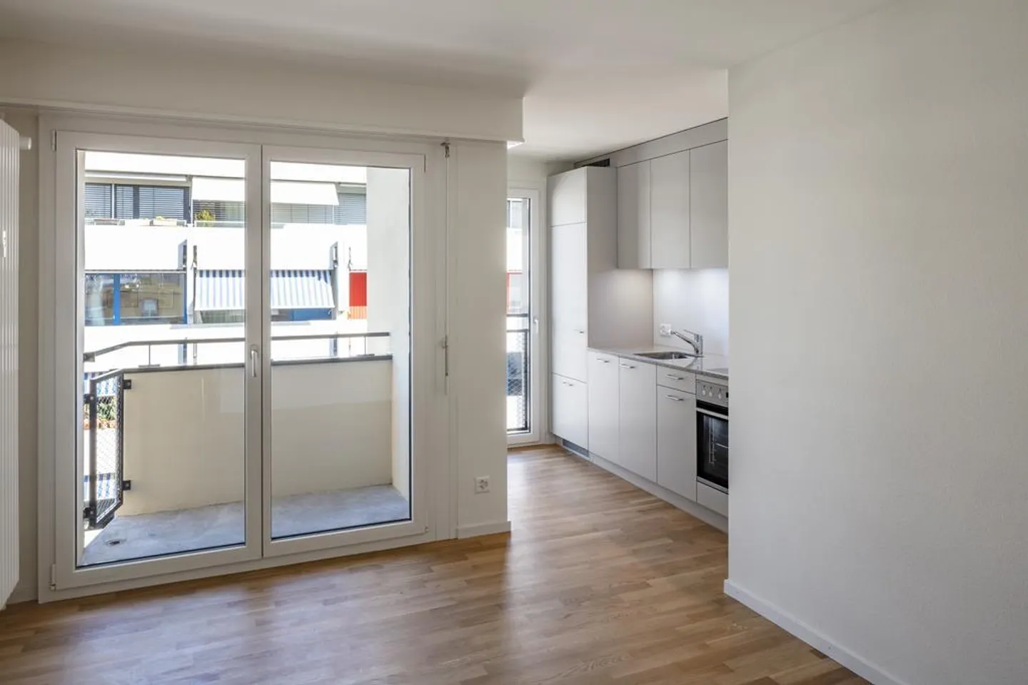 Beautifully renovated 2.5 room apartment for rent - Photo 2 of 3