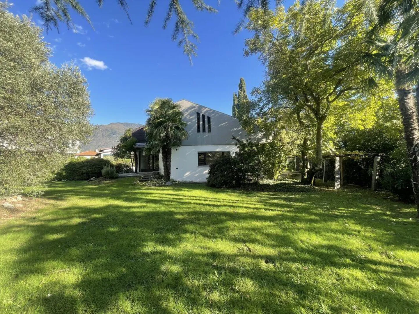Beautiful single-family villa with large garden in Sementina - Foto 1 di 11