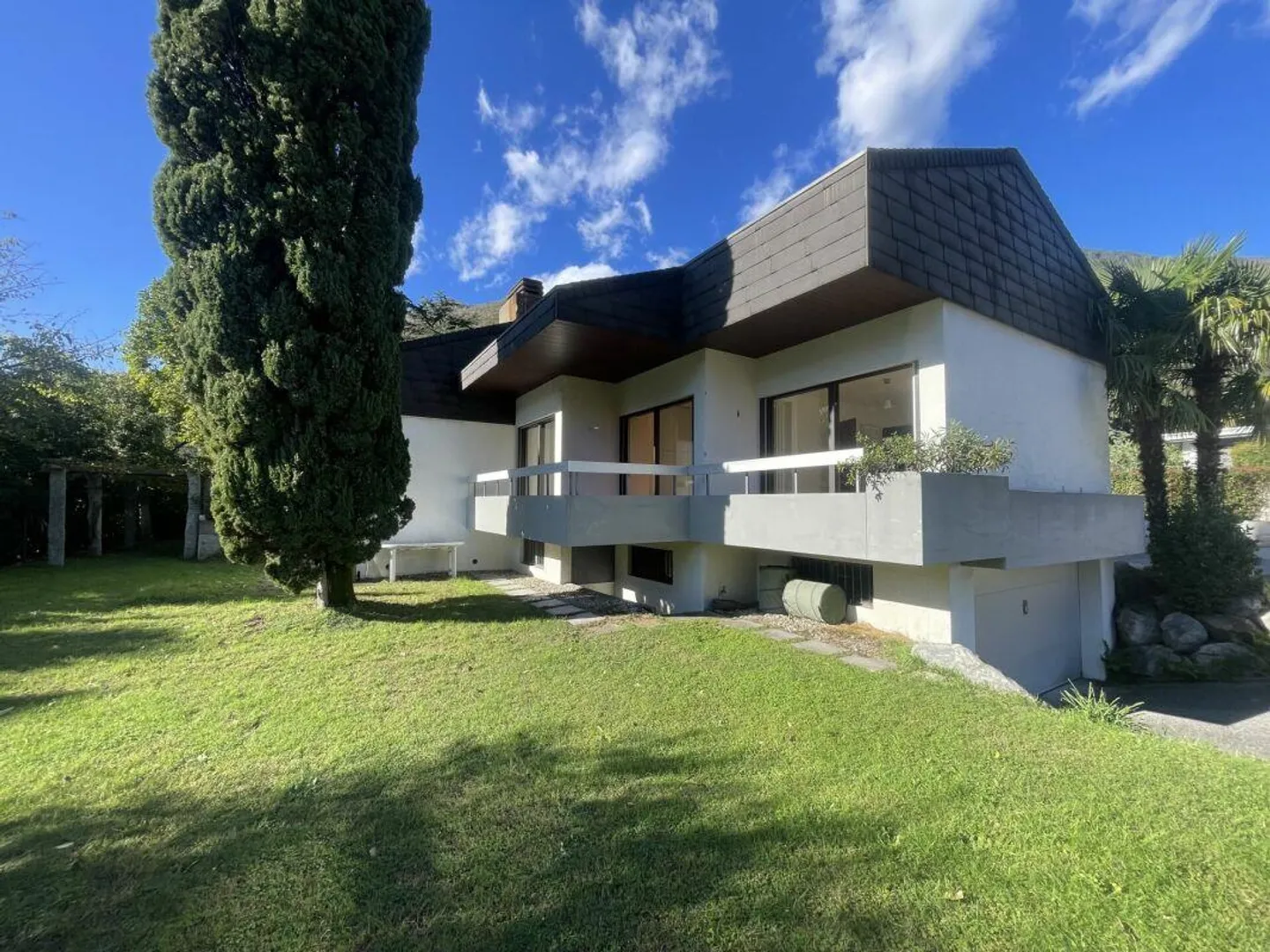 Beautiful single-family villa with large garden in Sementina - Foto 2 di 11