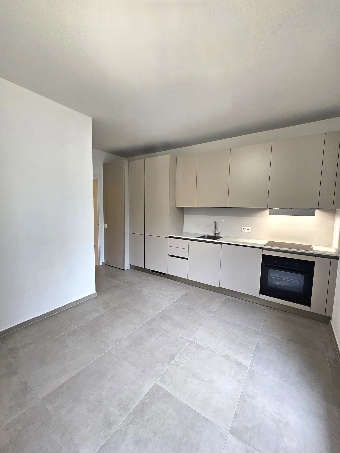 Renovated 2.5 Rooms with Balcony - Photo 2 of 4