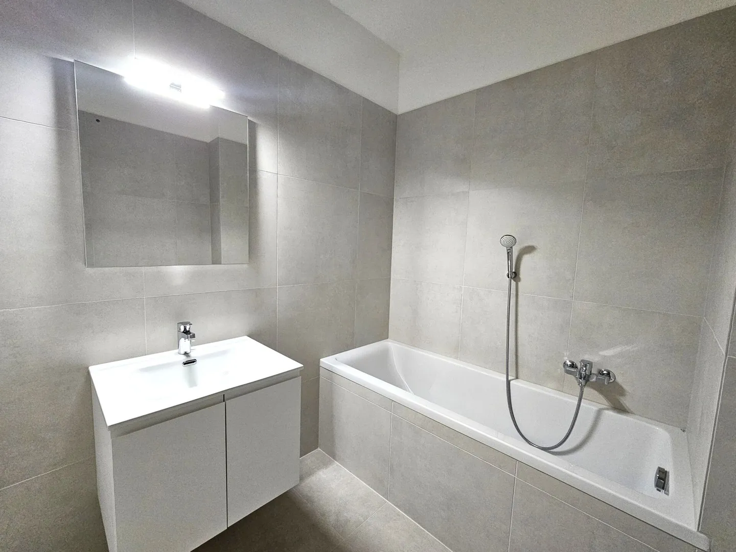 Renovated 2.5 Rooms with Balcony - Photo 3 of 4