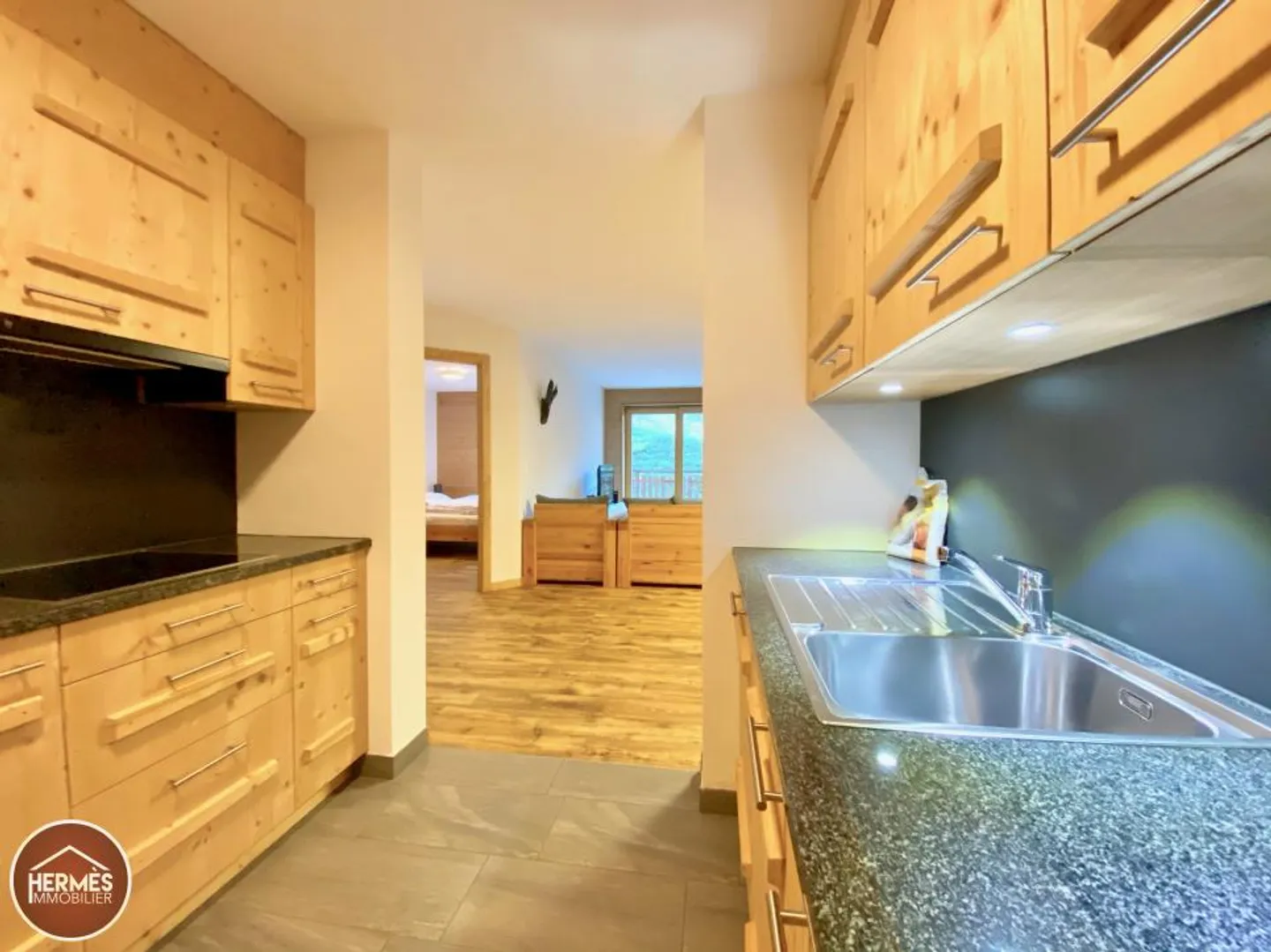 Stunning Ski-in & Ski-out Apartment on the Slopes of Veysonnaz - Photo 12 of 13