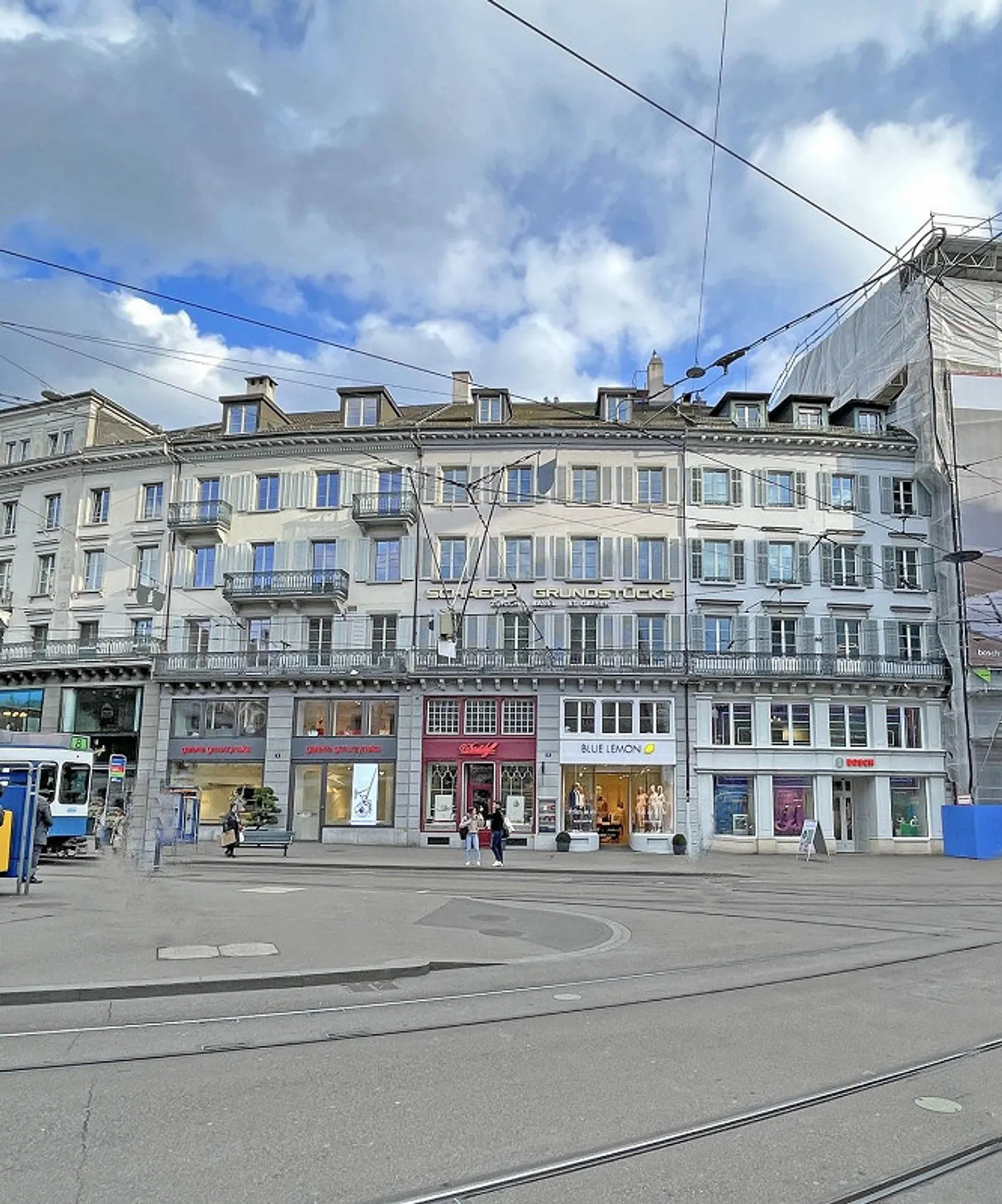 Representative - Exclusive - Central -- Working at Paradeplatz - Photo 1 of 8