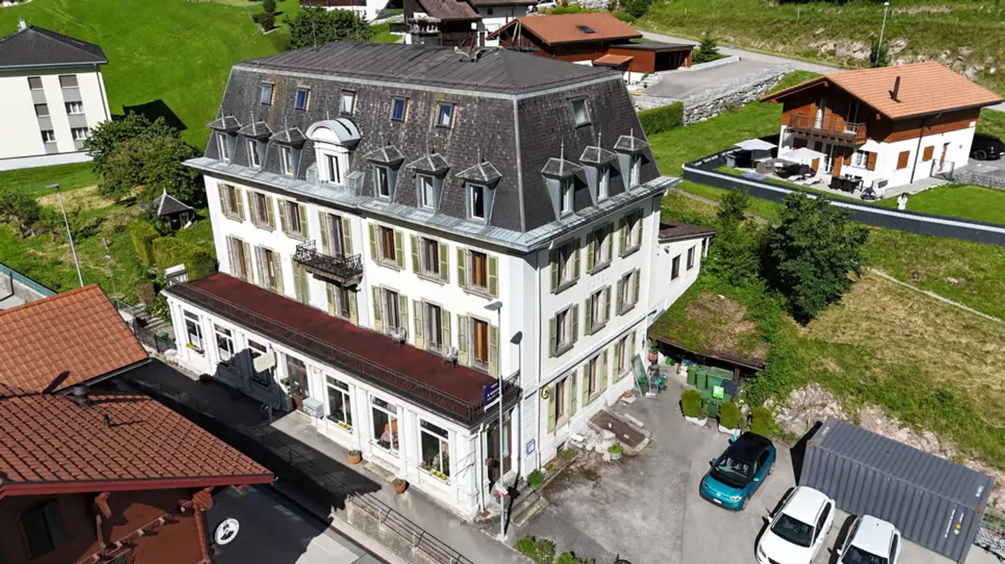 Altes Charakterhotel mit bebaubarem Land? Großes Potenzial zur Verbesserung - Foto 1 von 13