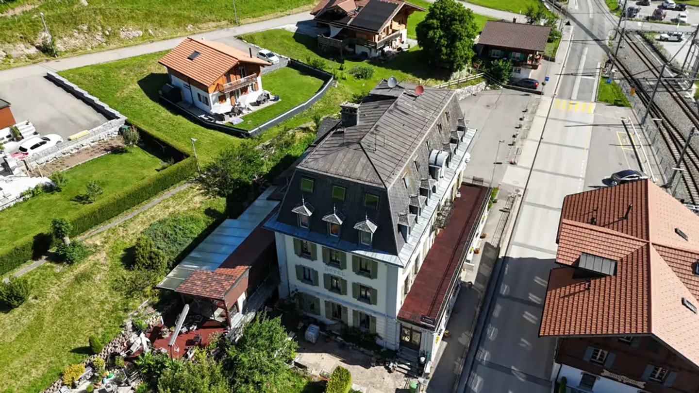 Altes Charakterhotel mit bebaubarem Land? Großes Potenzial zur Verbesserung - Foto 3 von 13