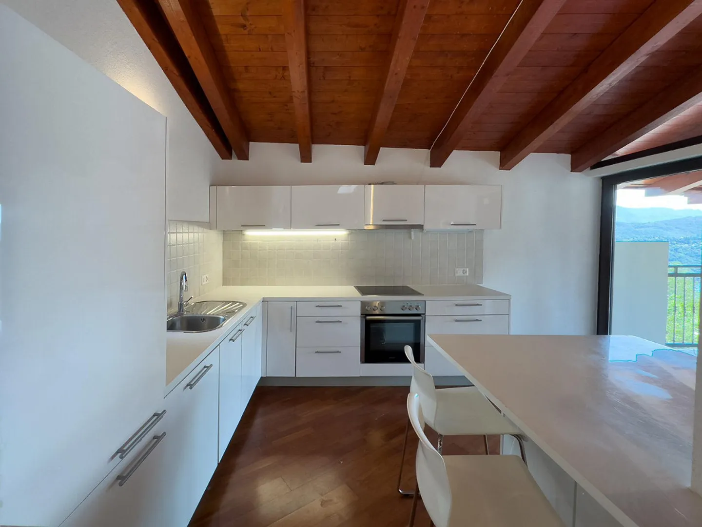 Maison rénovée avec deux appartements et vue sur le lac - Photo 2 sur 8