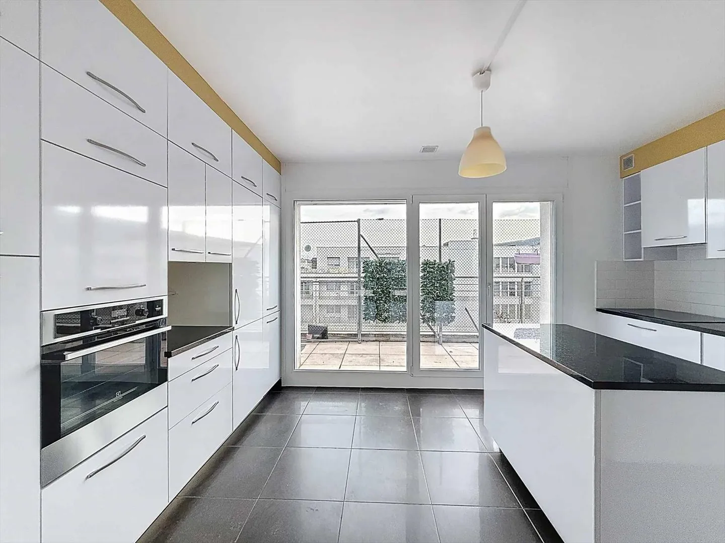 Bright 6-room penthouse with 90 m² terrace - Photo 2 of 8