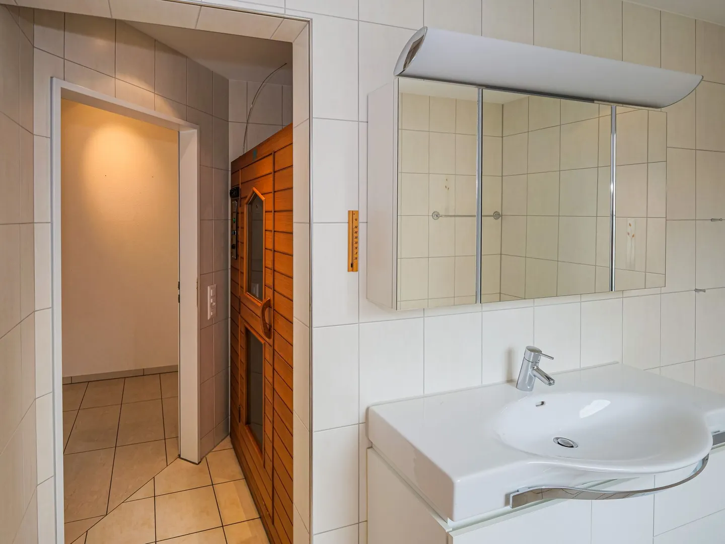 Charmante Dachwohnung in Aesch - Foto 4 von 5