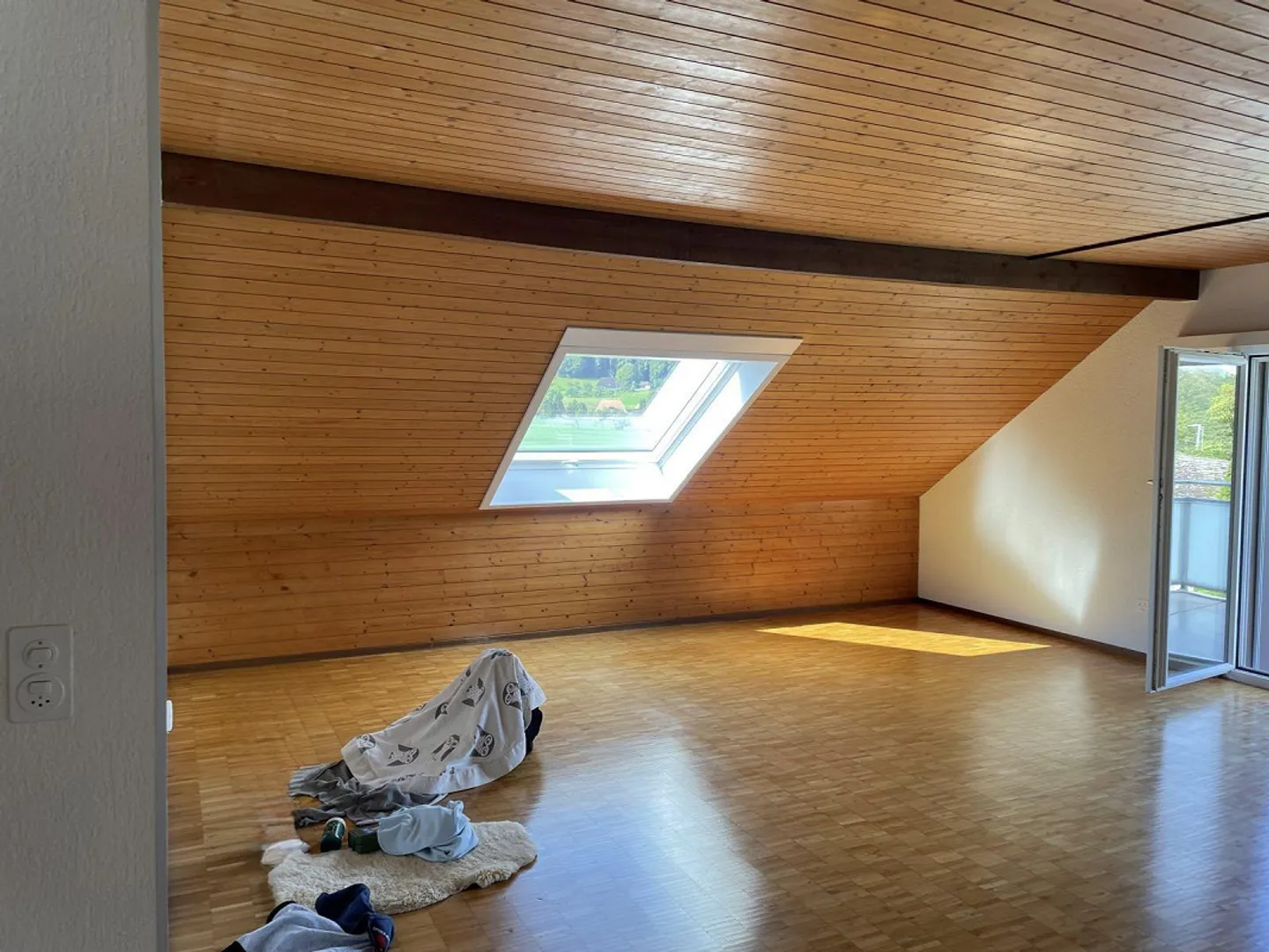 Cozy 3.5 Room Apartment with Balcony - Photo 2 of 11