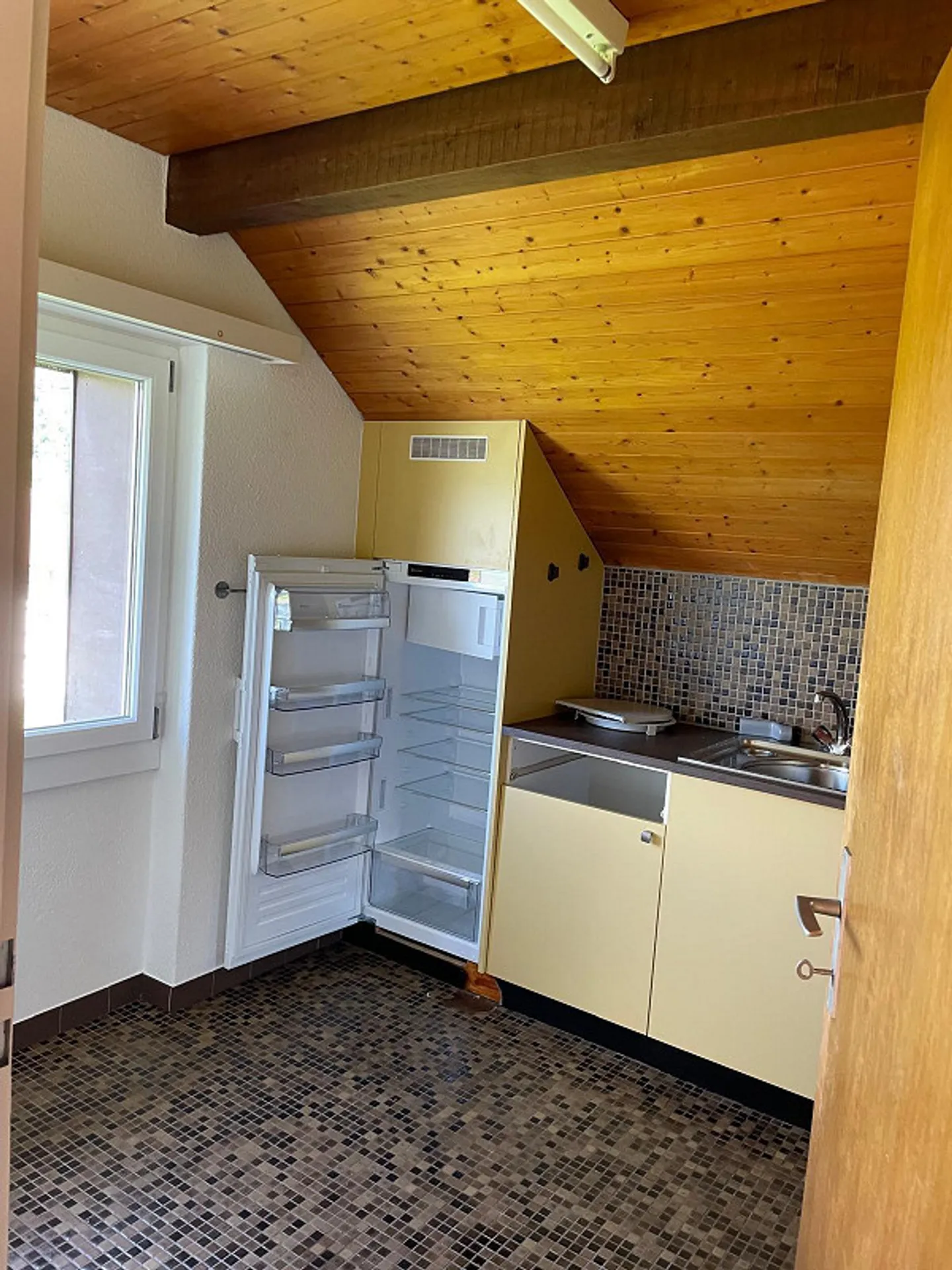Cozy 3.5 Room Apartment with Balcony - Photo 8 of 11