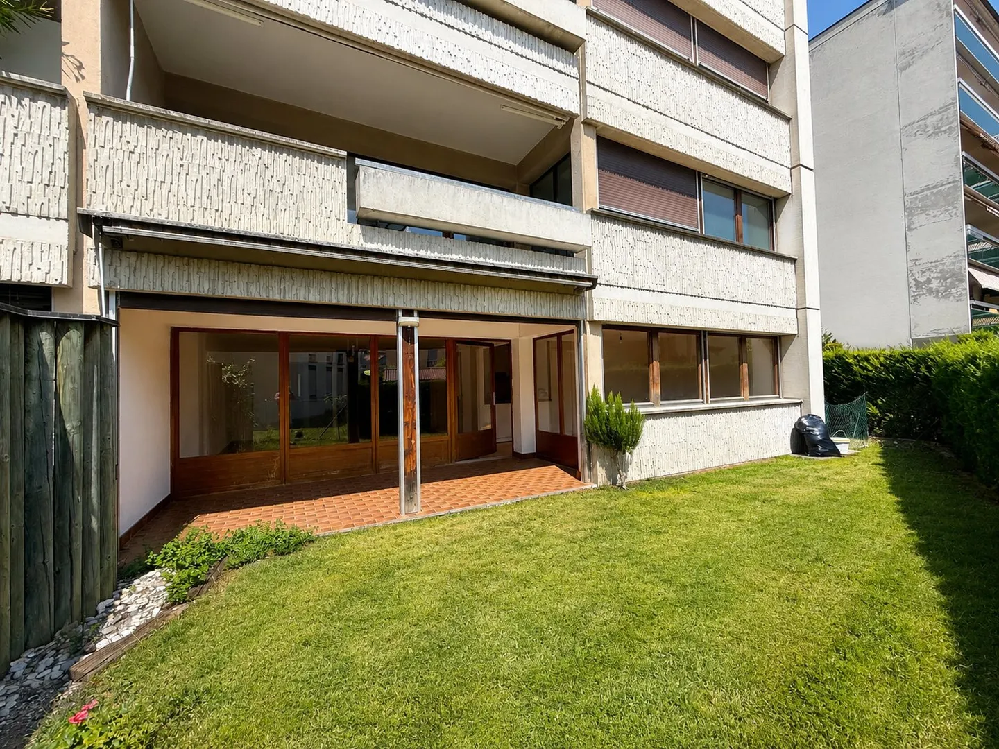 Spacious Apartment with Garden - Photo 2 of 30