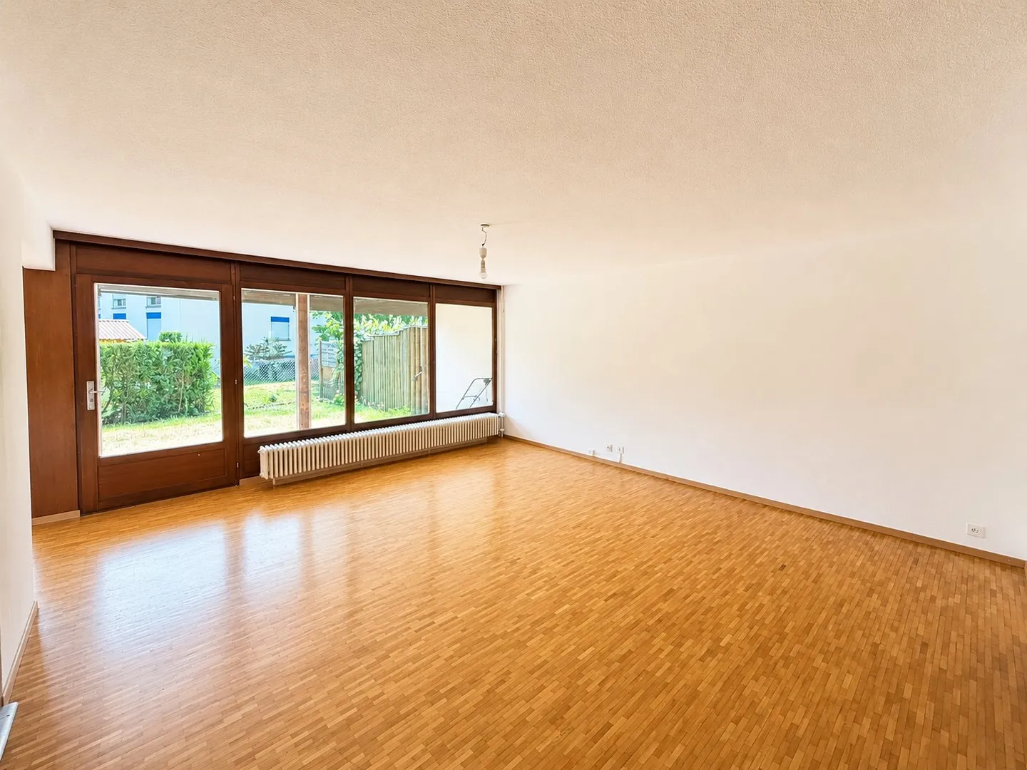 Spacious Apartment with Garden - Photo 4 of 30