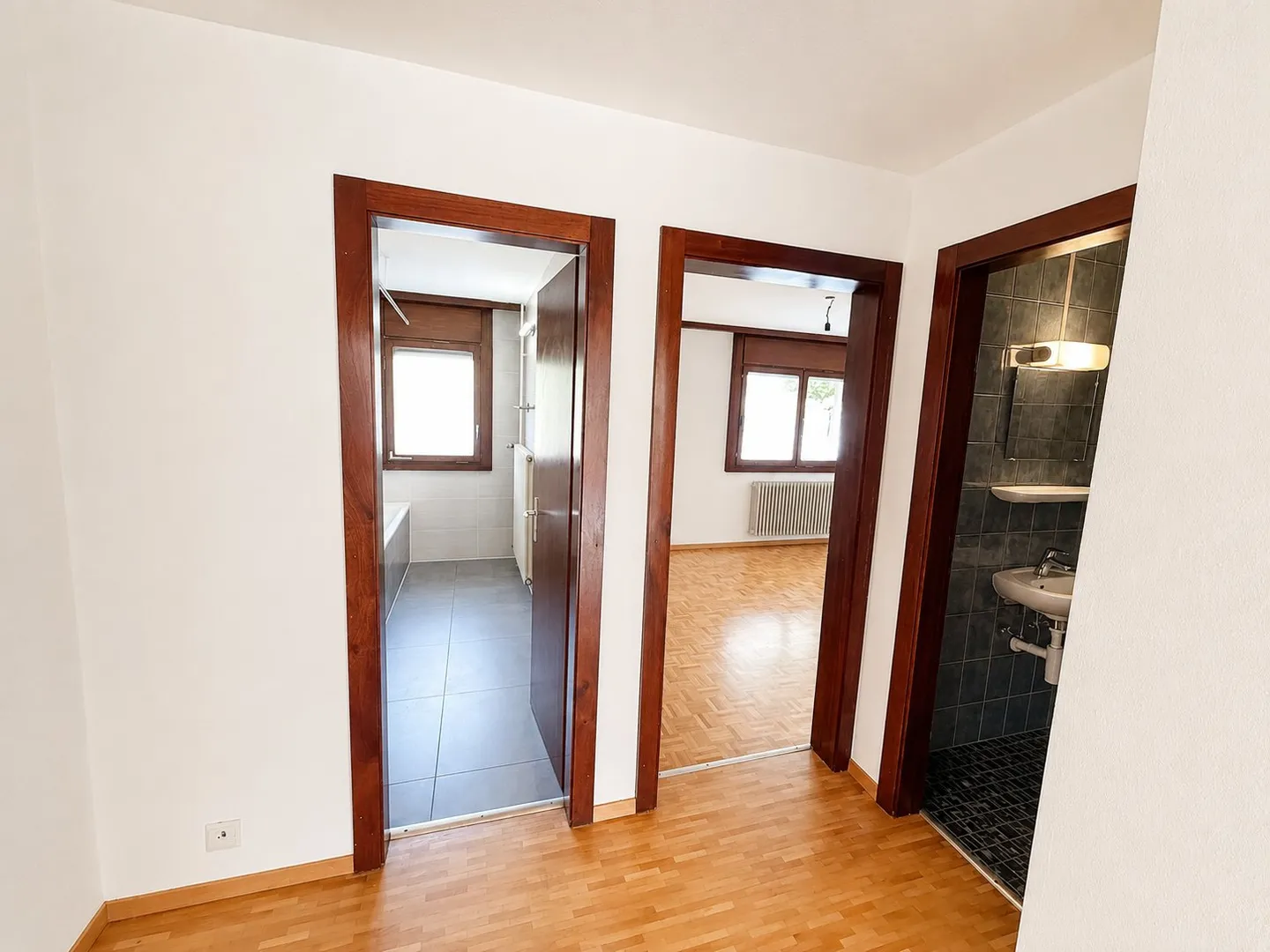 Spacious Apartment with Garden - Photo 8 of 30