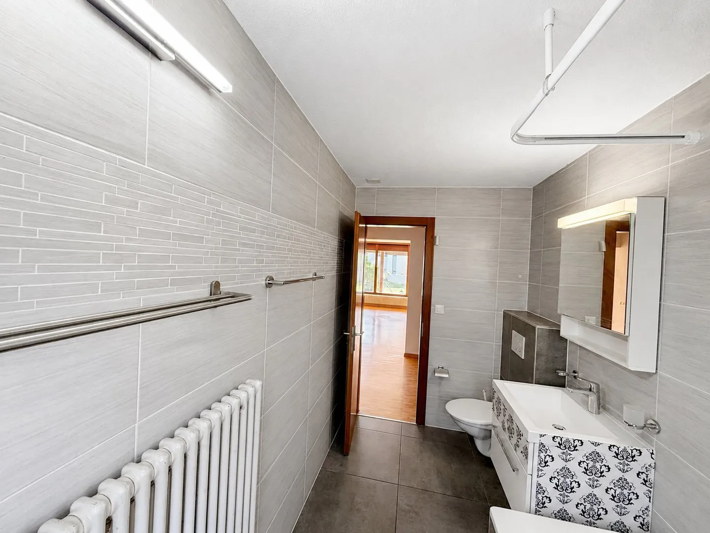 Spacious Apartment with Garden - Photo 9 of 30
