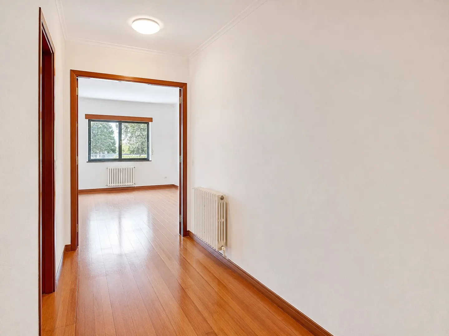 Spacious Apartment with Garden - Photo 11 of 30
