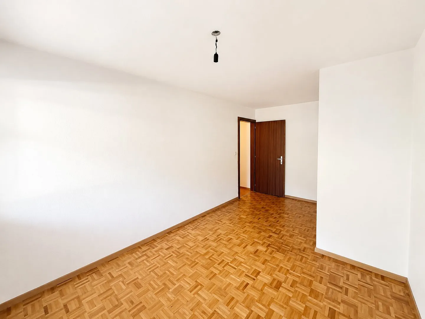 Spacious Apartment with Garden - Photo 13 of 30