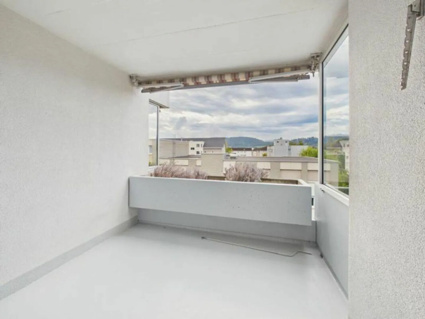large 3.5 room apartment with balcony - Photo 1 of 12