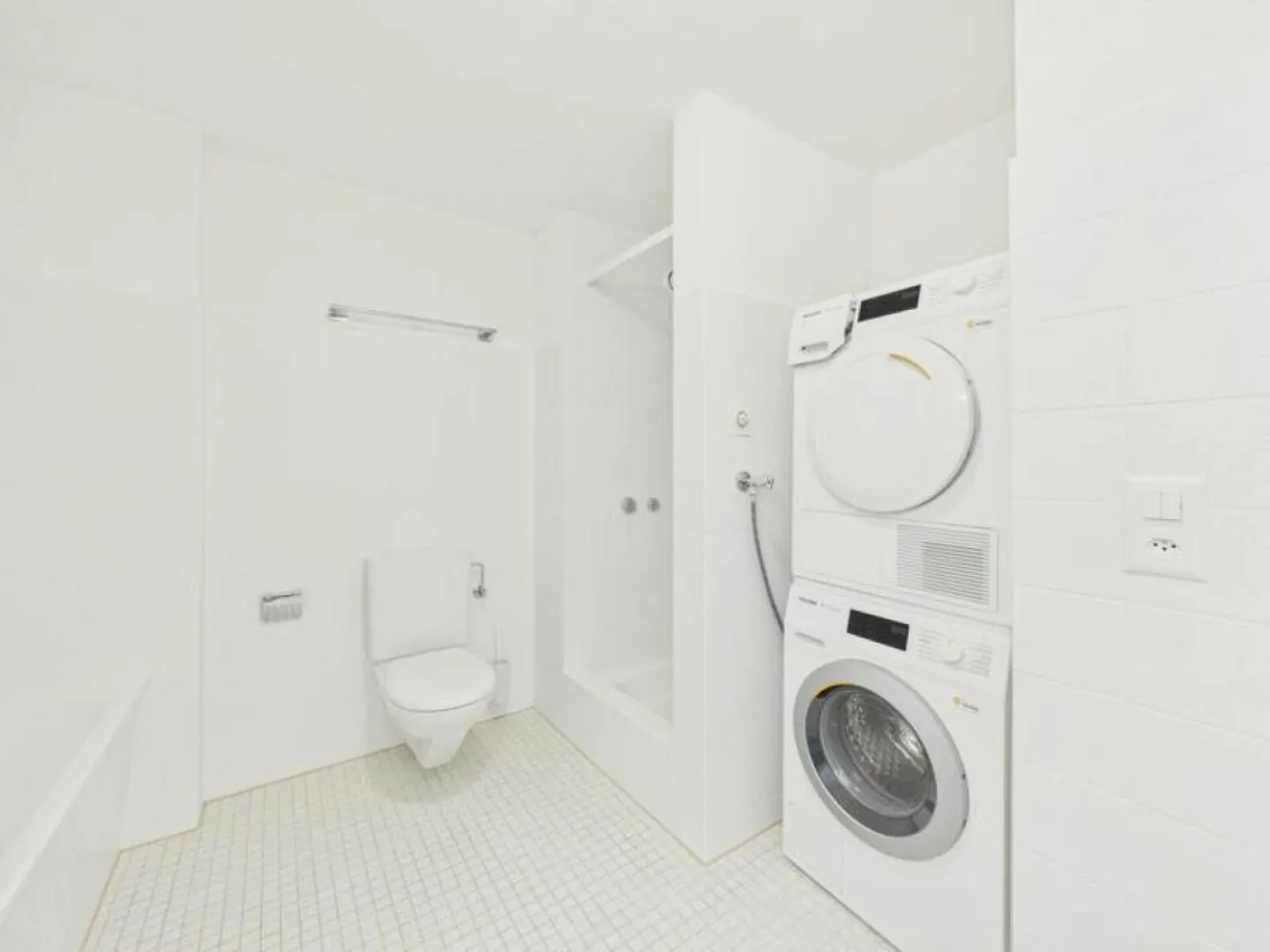 large 3.5 room apartment with balcony - Photo 7 of 12
