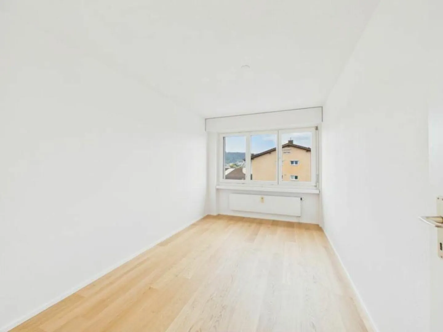 large 3.5 room apartment with balcony - Photo 8 of 12