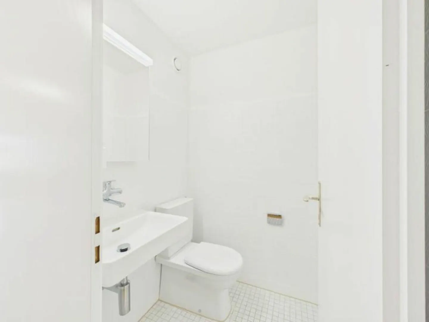 large 3.5 room apartment with balcony - Photo 10 of 12