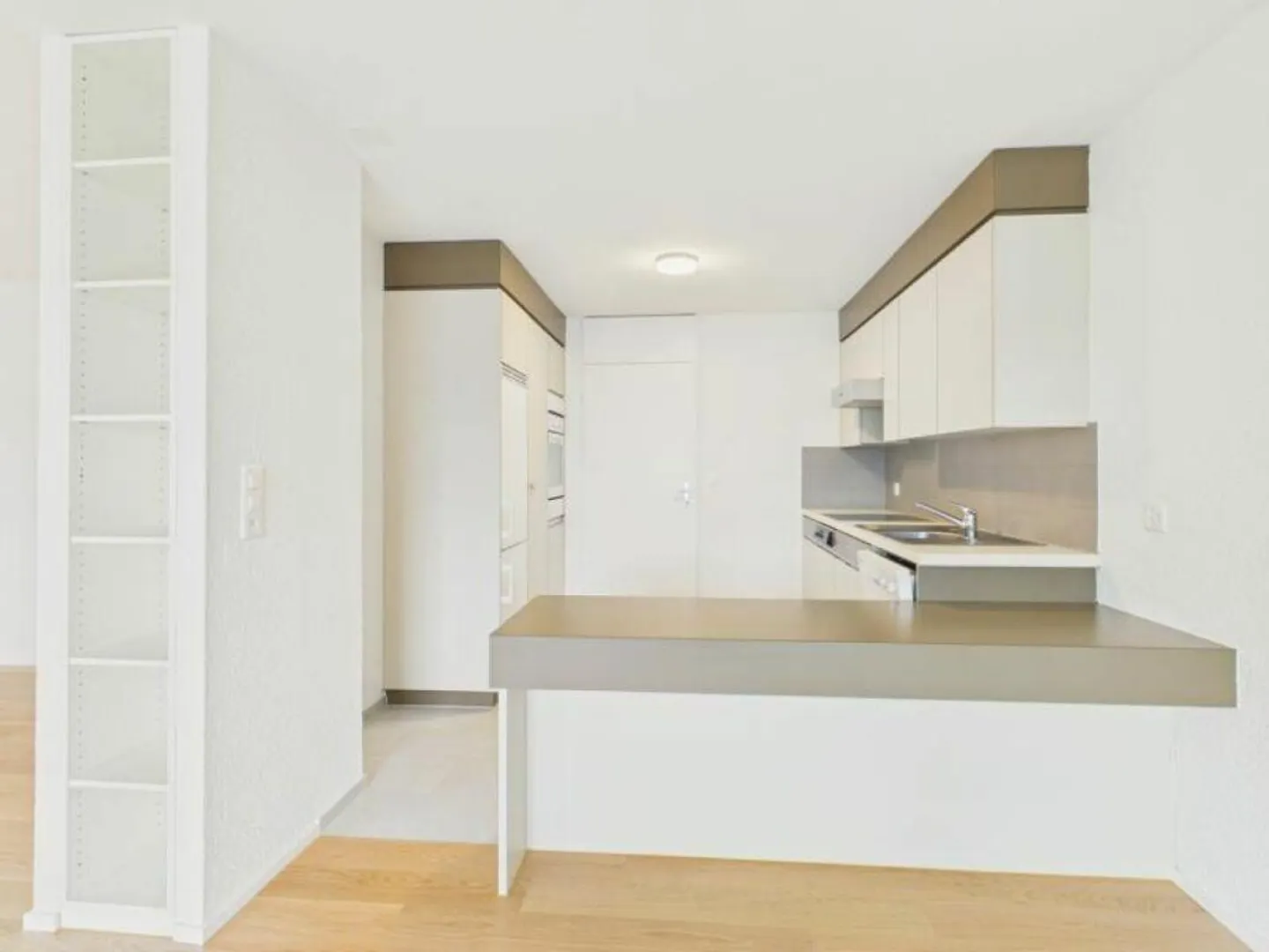 large 3.5 room apartment with balcony - Photo 3 of 12