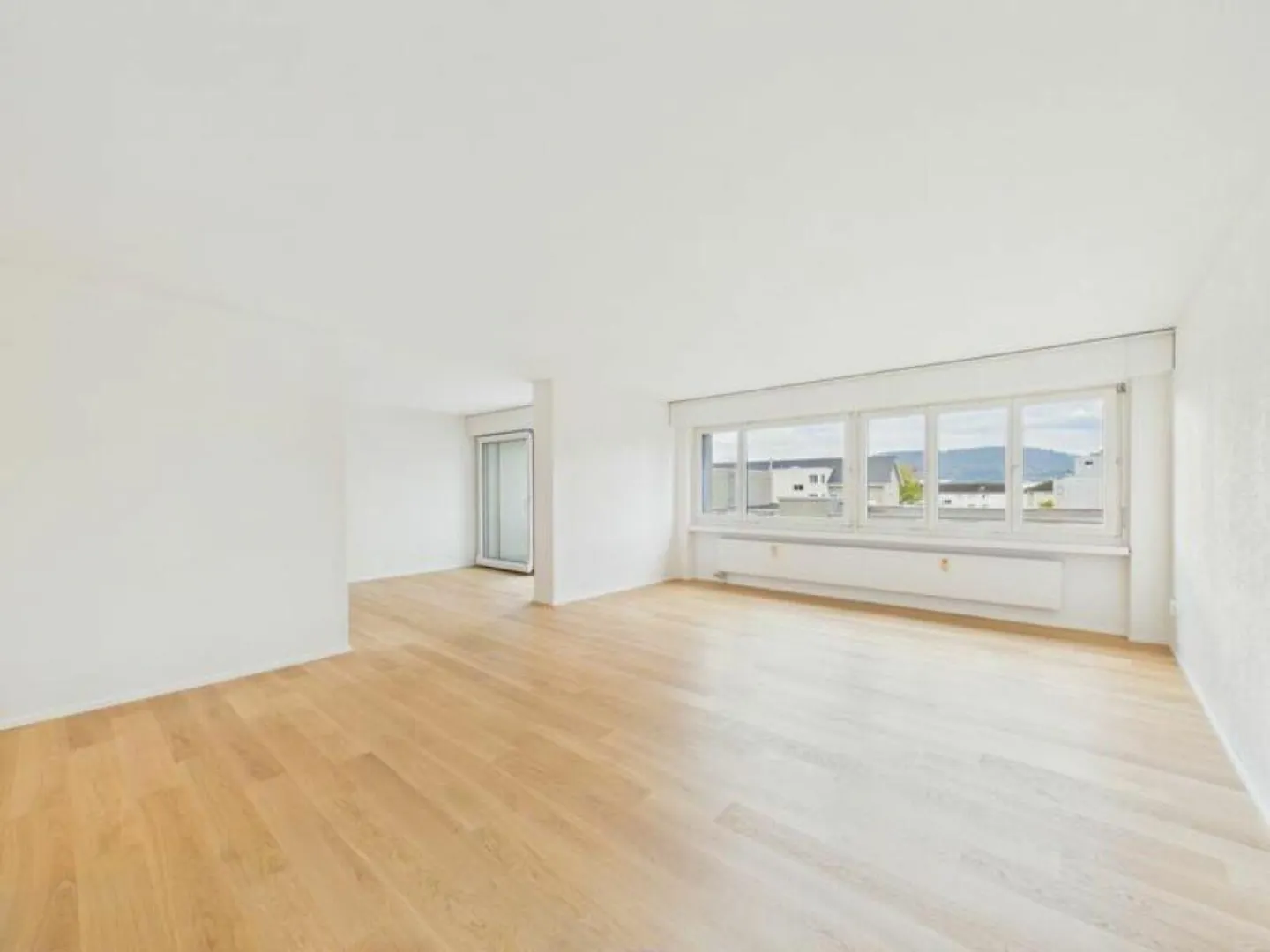 large 3.5 room apartment with balcony - Photo 5 of 12