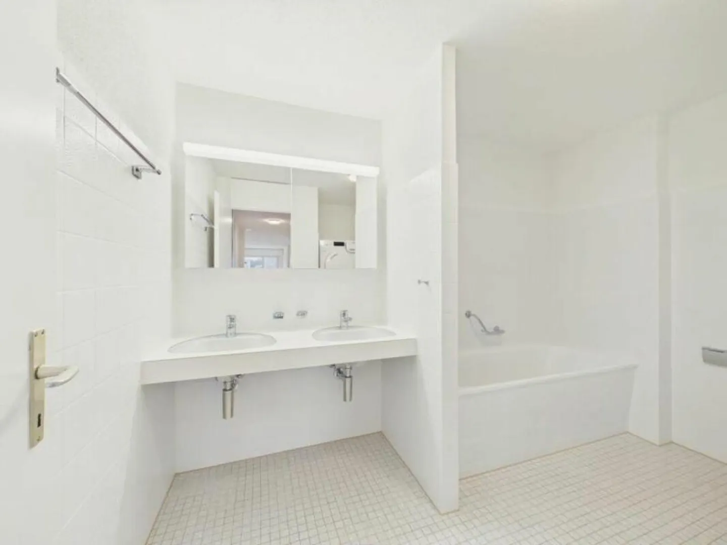 large 3.5 room apartment with balcony - Photo 6 of 12