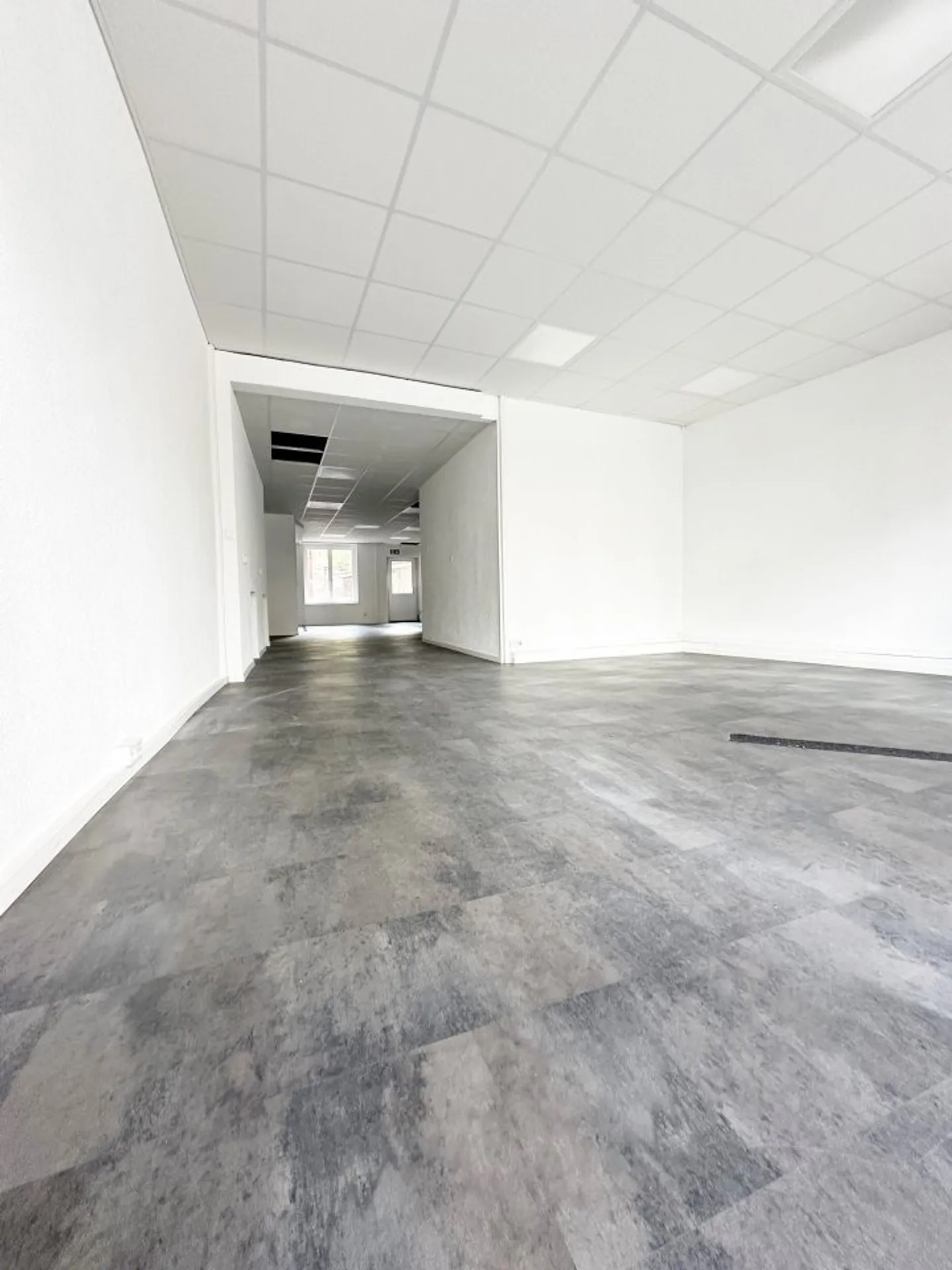 01734 - FOR RENT: Commercial premises of 82 m² on the ground floor + 35 m² in the basement - Léopold-Robert 13b - La Chaux-de-Fonds - Photo 1 of 4