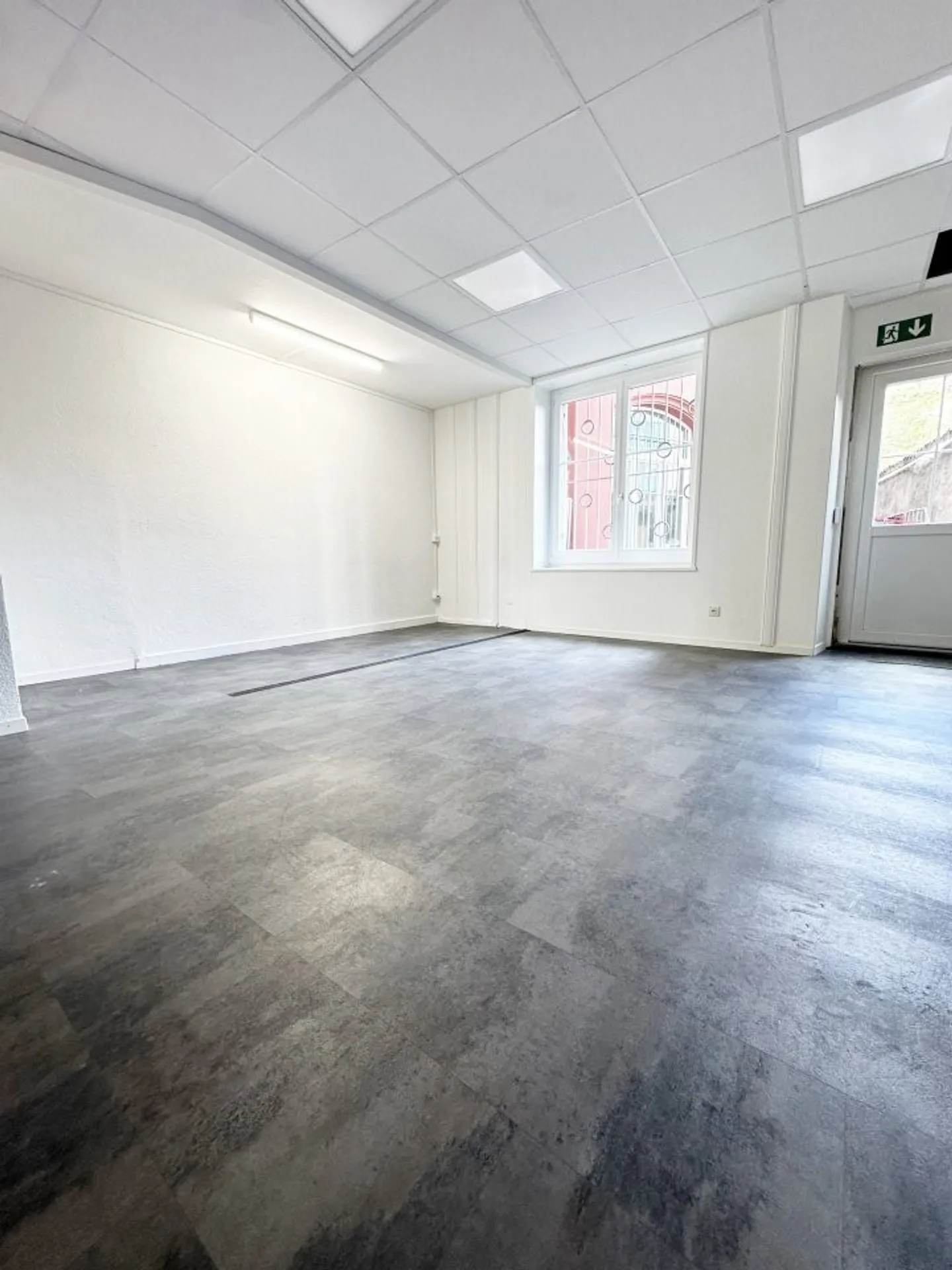 01734 - FOR RENT: Commercial premises of 82 m² on the ground floor + 35 m² in the basement - Léopold-Robert 13b - La Chaux-de-Fonds - Photo 3 of 4