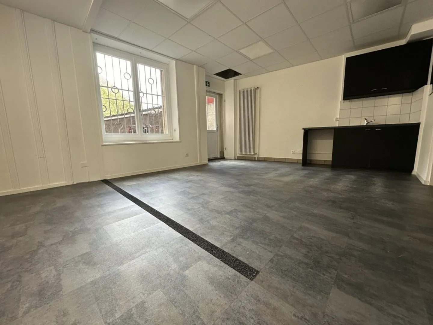 01734 - FOR RENT: Commercial premises of 82 m² on the ground floor + 35 m² in the basement - Léopold-Robert 13b - La Chaux-de-Fonds - Photo 4 of 4