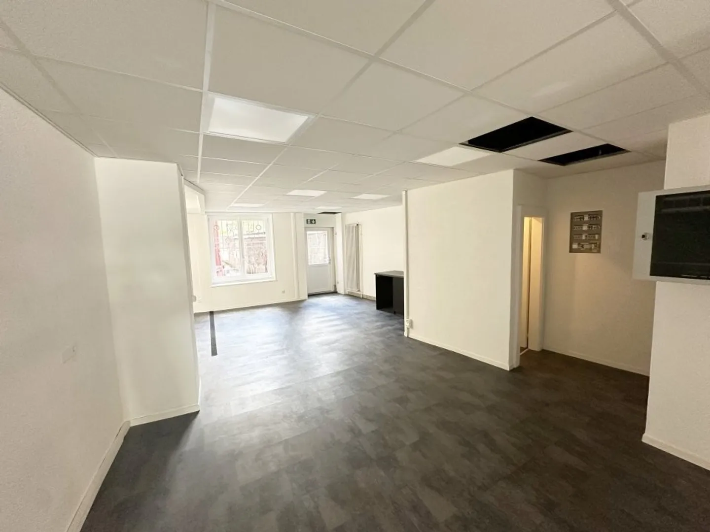 01734 - FOR RENT: Commercial premises of 82 m² on the ground floor + 35 m² in the basement - Léopold-Robert 13b - La Chaux-de-Fonds - Photo 2 of 4