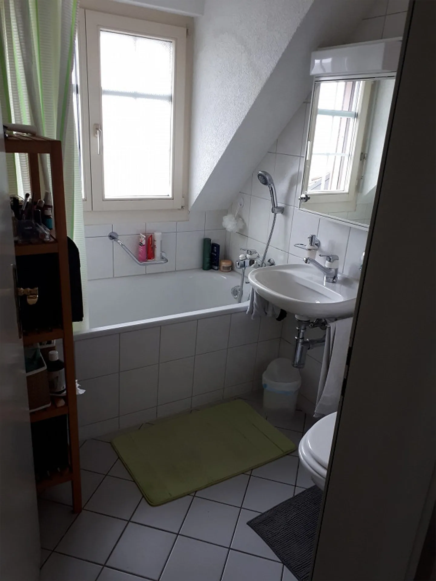 Bellissimo appartamento mansardato di 3 stanze con cucina recentemente ristrutturata - Foto 4 di 7