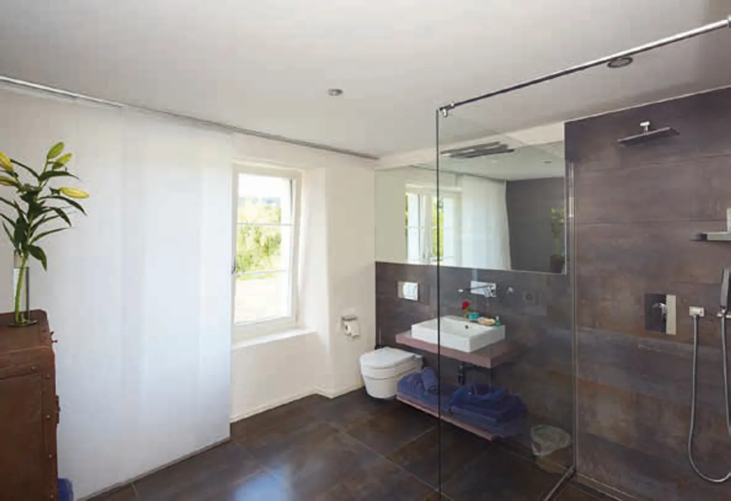 Spacious Family House by the Canal - Photo 7 of 10