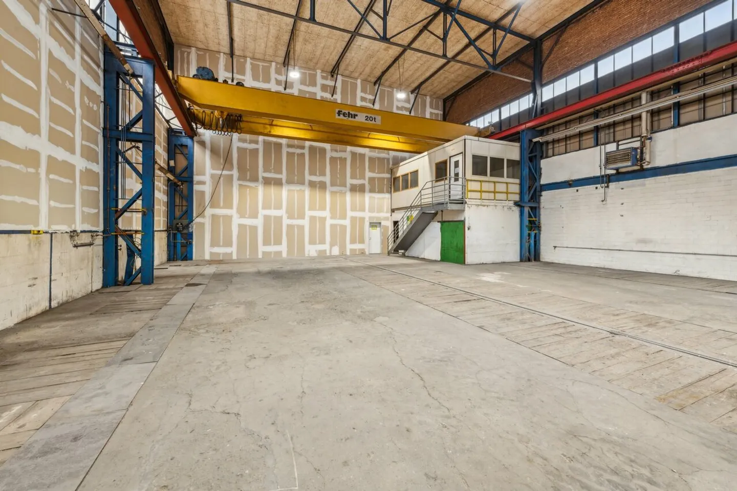 Hall industriel spacieux avec des options d'utilisation polyvalentes - Photo 3 sur 7