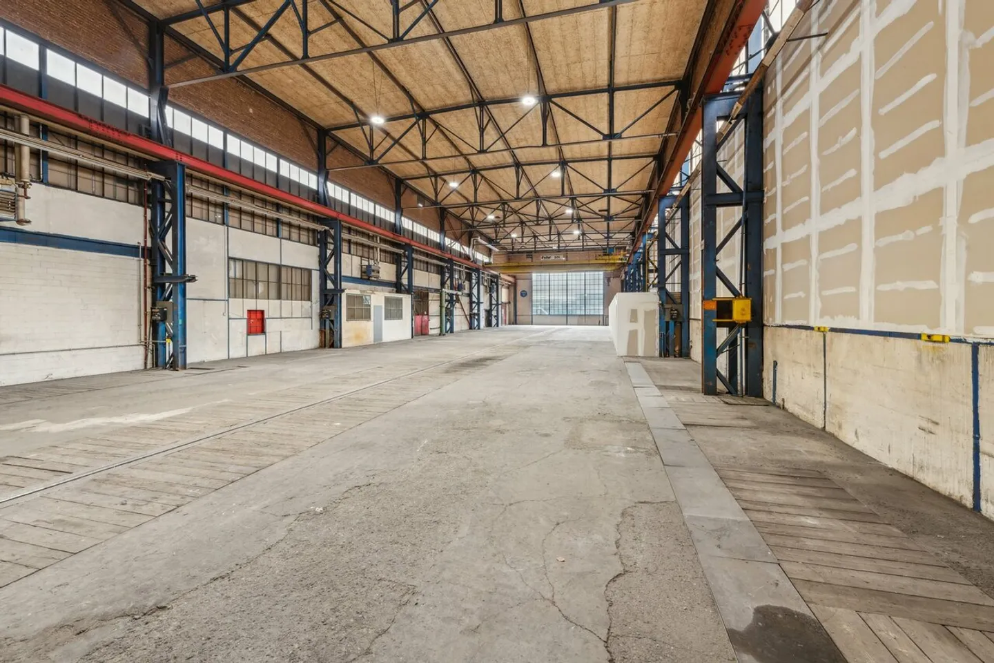 Hall industriel spacieux avec des options d'utilisation polyvalentes - Photo 4 sur 7