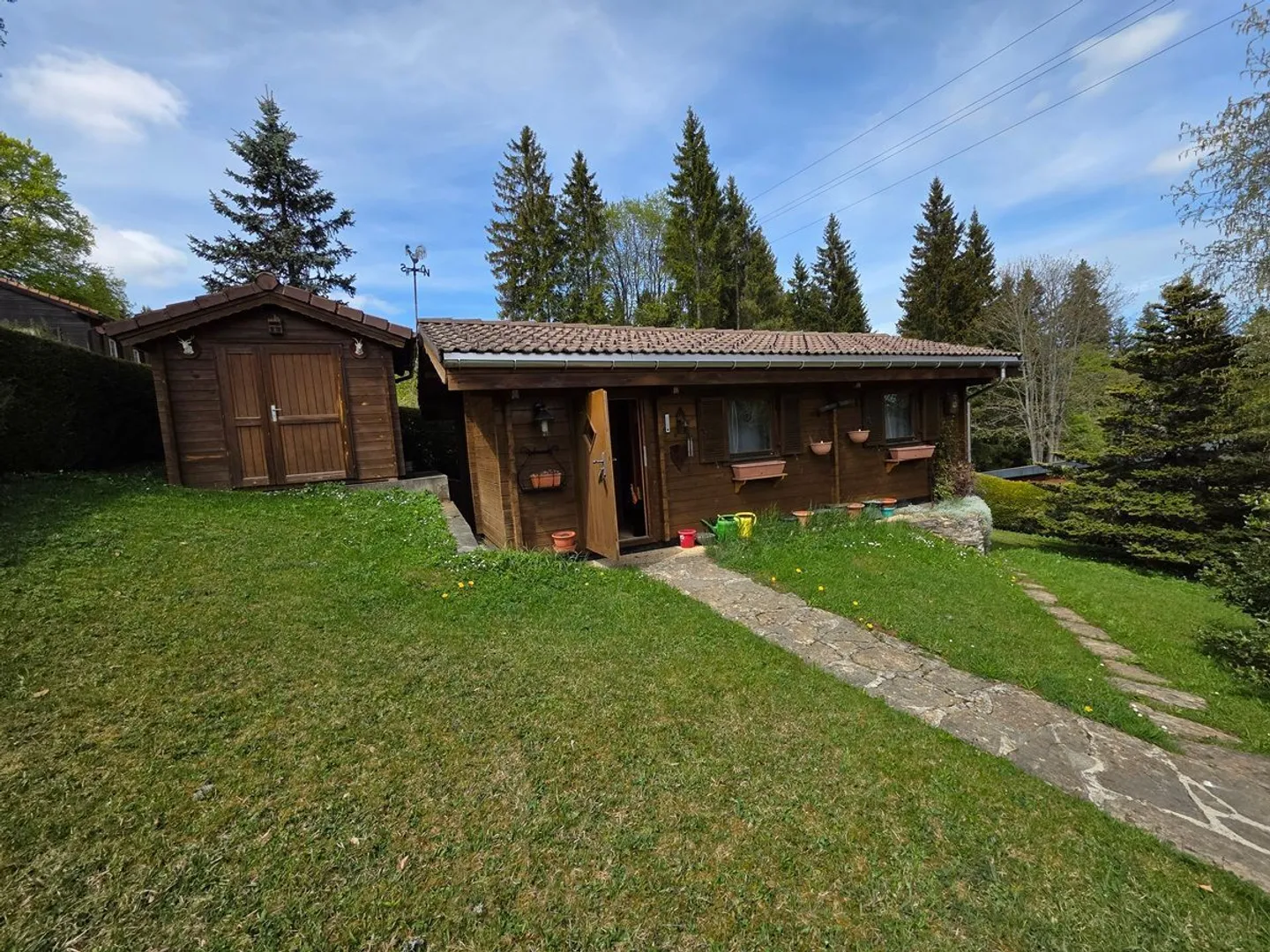 Due chalet situati su un ampio appezzamento soleggiato - Foto 1 di 8