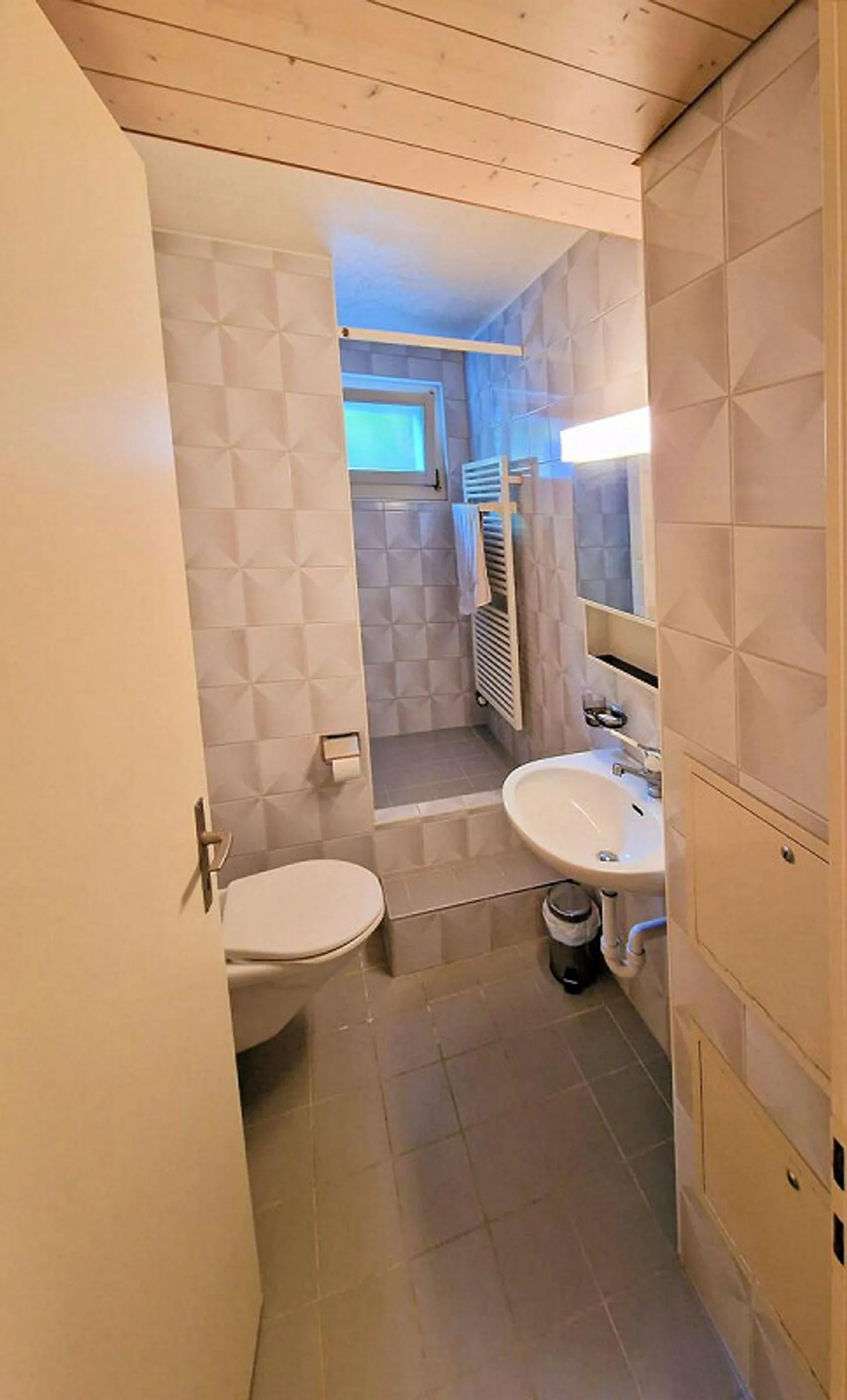 Sottosuolo con 3 stanze in posizione centrale disponibile - Foto 4 di 5