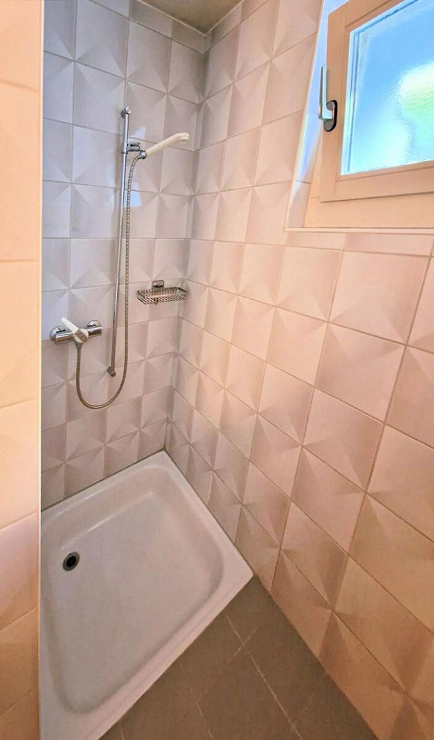 Sottosuolo con 3 stanze in posizione centrale disponibile - Foto 5 di 5