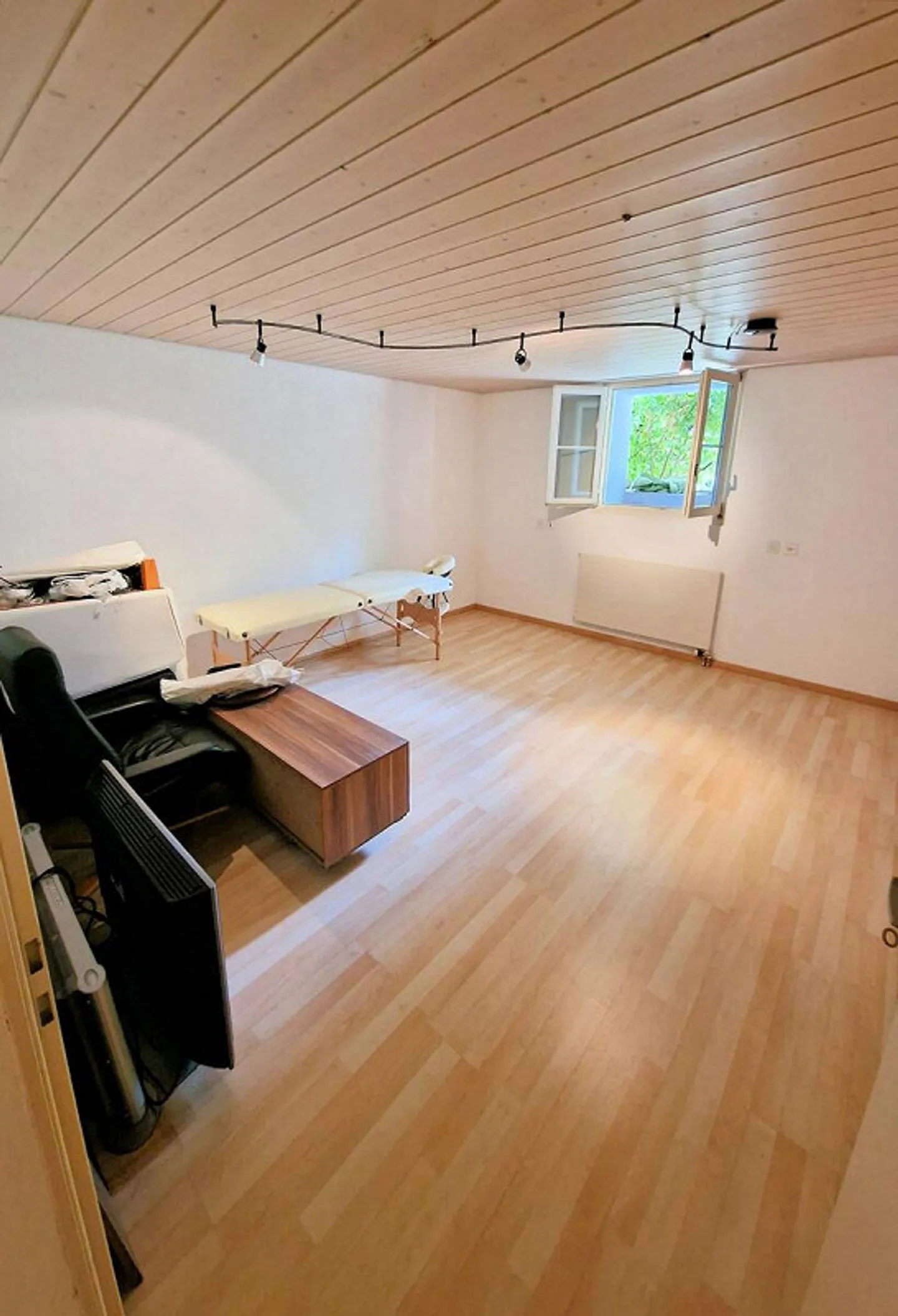 Sottosuolo con 3 stanze in posizione centrale disponibile - Foto 2 di 5