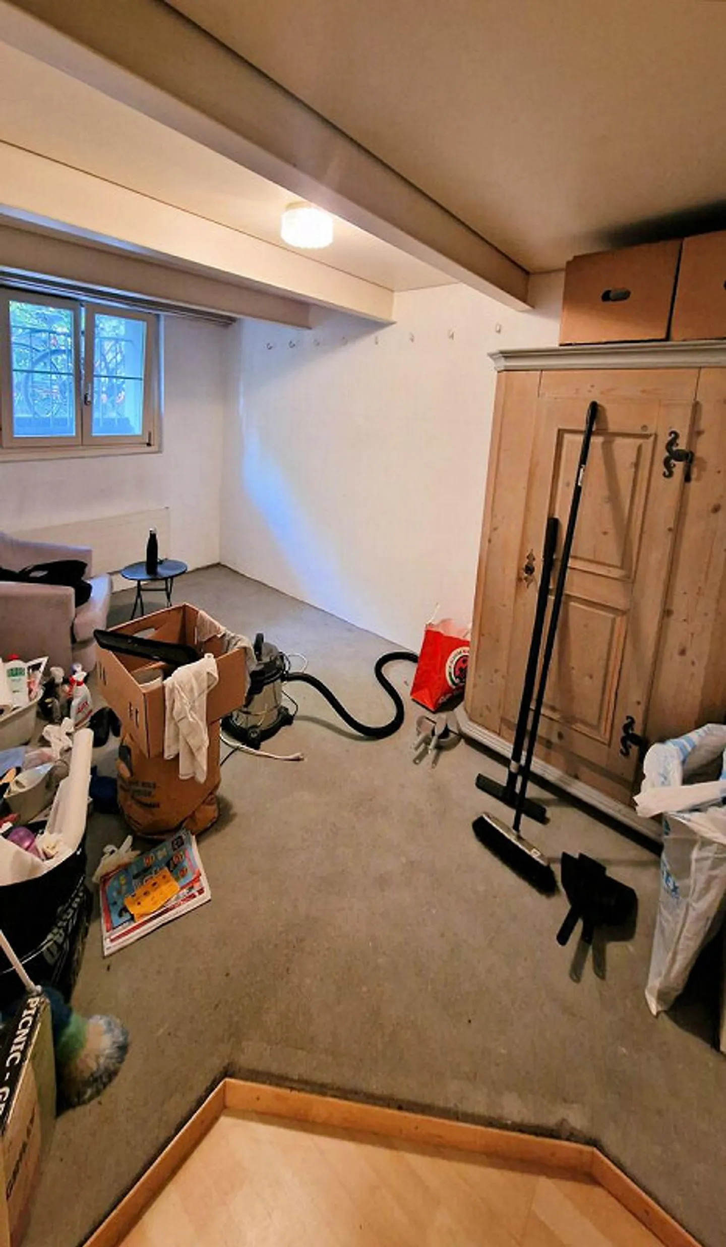 Sottosuolo con 3 stanze in posizione centrale disponibile - Foto 3 di 5