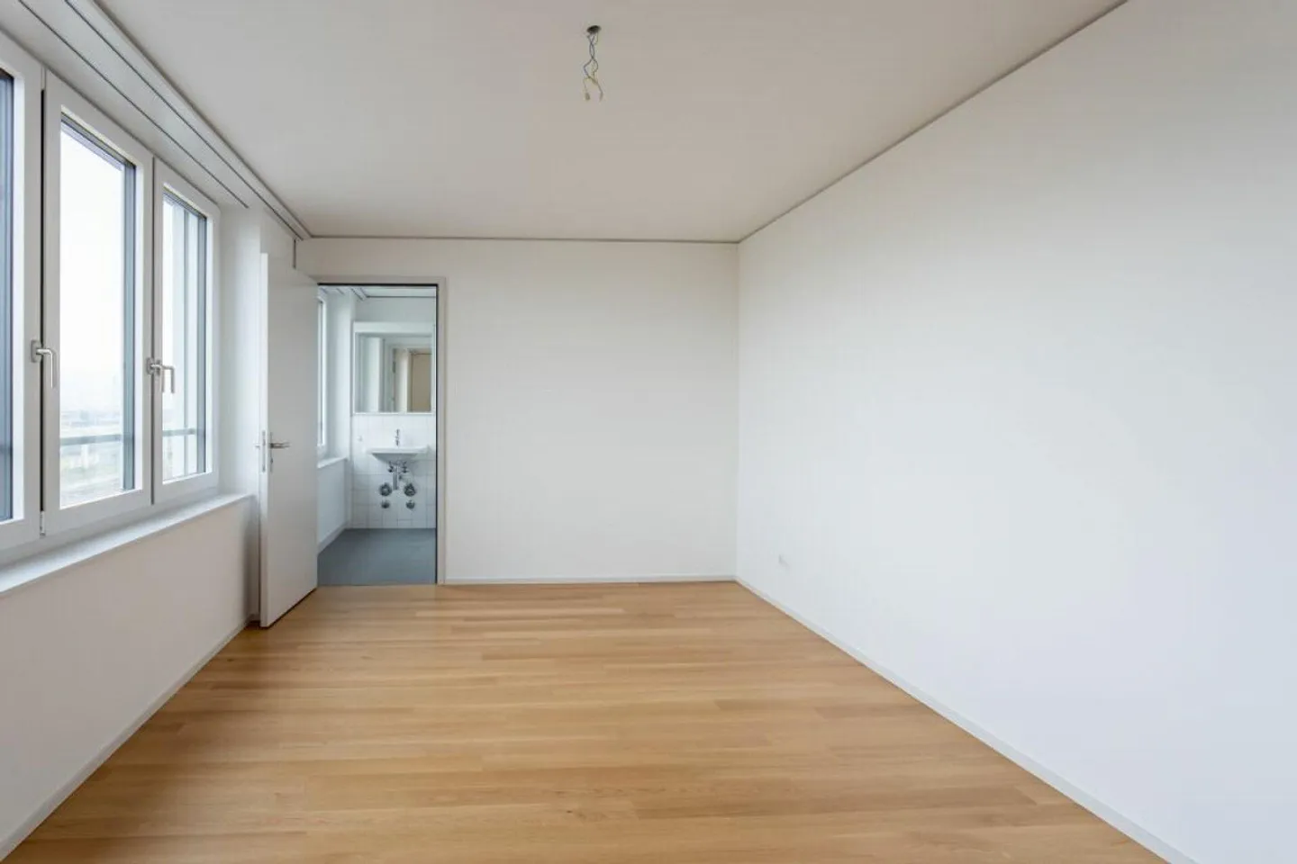 Spacious 2.5-room apartment 20.14 with exclusive view - Photo 2 of 6