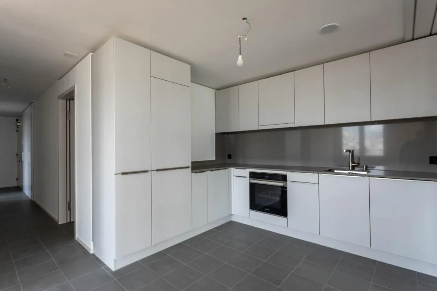 Spacious 2.5-room apartment 20.14 with exclusive view - Photo 3 of 6
