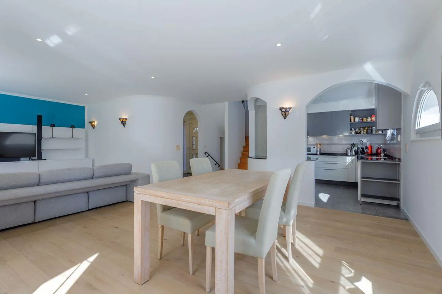 Charming Family Villa with Garden - Photo 4 of 12