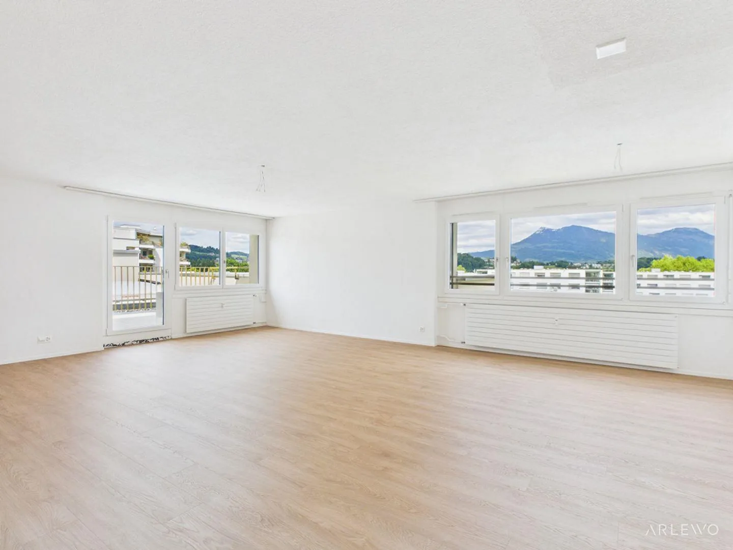 Appartement en attique avec vue - vue panoramique sur les montagnes et le lac - Photo 3 sur 13