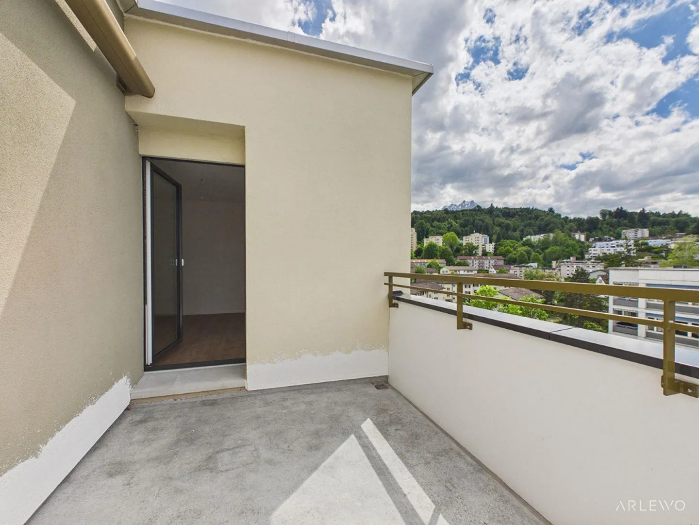 Appartement en attique avec vue - vue panoramique sur les montagnes et le lac - Photo 10 sur 13