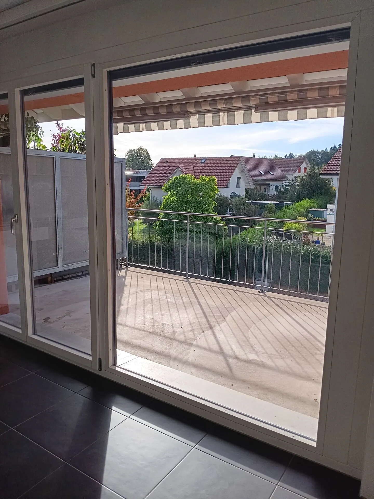 Ampio, moderno appartamento con balcone - Foto 4 di 16